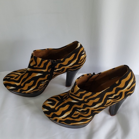 Shoes. Lime Light Size 9 - Picture 5 of 6